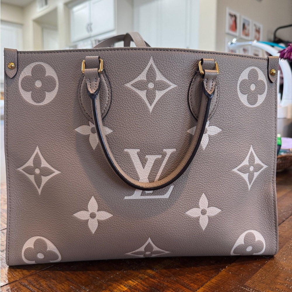 Louis Vuitton M45494 OnTheGo MM Dove/Cream